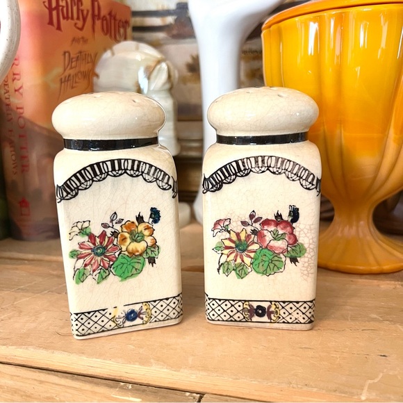 Vintage Japan Oversized Salt & Pepper Spice Shakers No Plugs - Picture 2 of 4